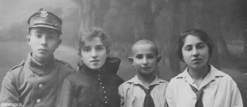 The Perelgryc siblings: Lejbusz Eliasz, Miriam Ryfka, Motel and Chana Rachela, Płock, 1920s
